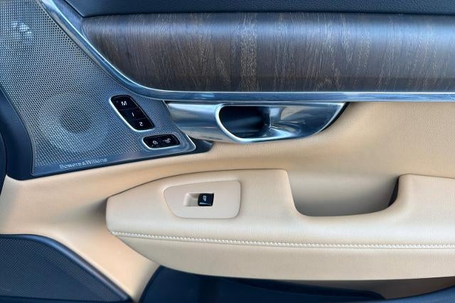 2022 Volvo V90 Cross Country Base